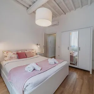 32 Nero - San Niccolò , Firenze Italia